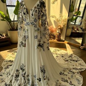 Elegant White Floral Long-Sleeve Wedding Dress